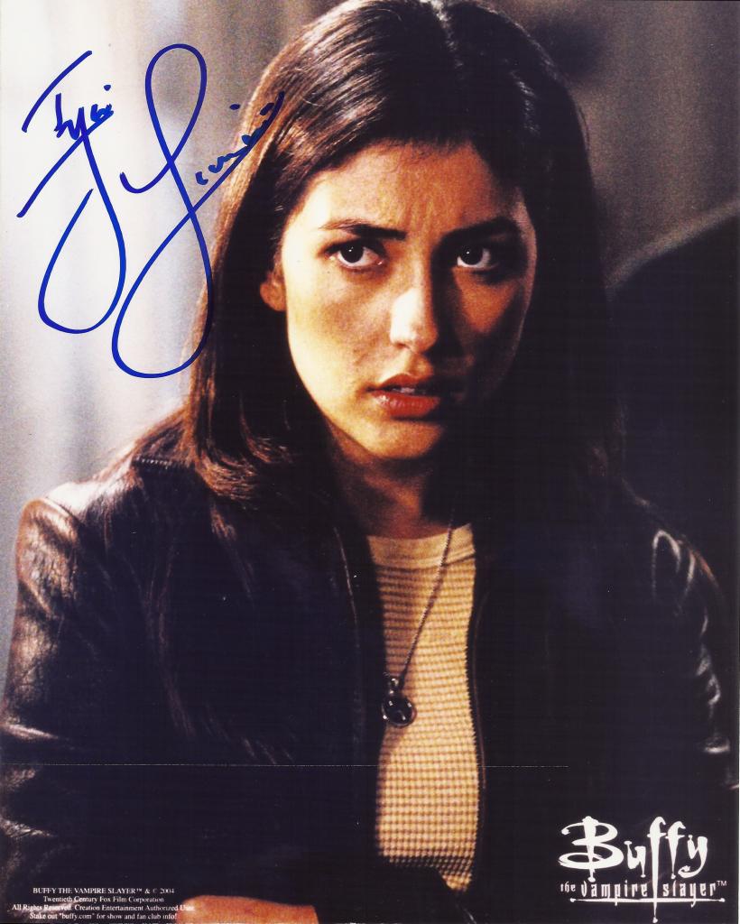 Iyari Limon Autograph